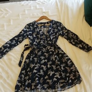 GAP| Navy blue and white floral wrap dress